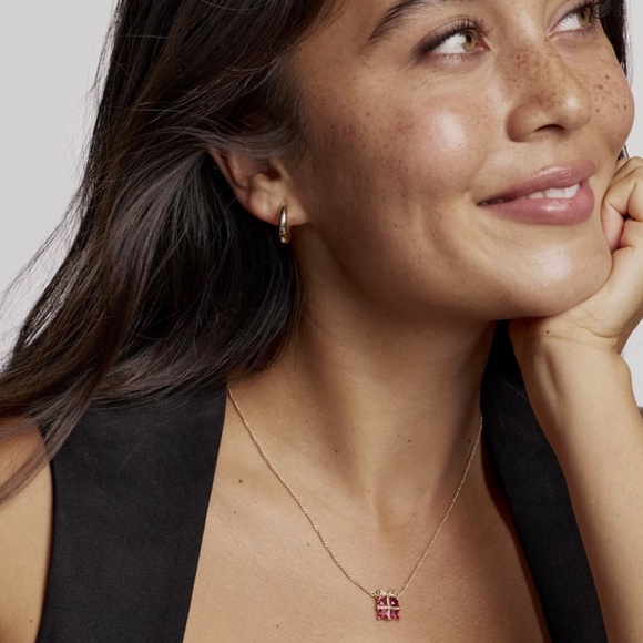 Kendra Scott Present Gold Short Pendant Necklace in Red Crystal - Picture 3 of 4